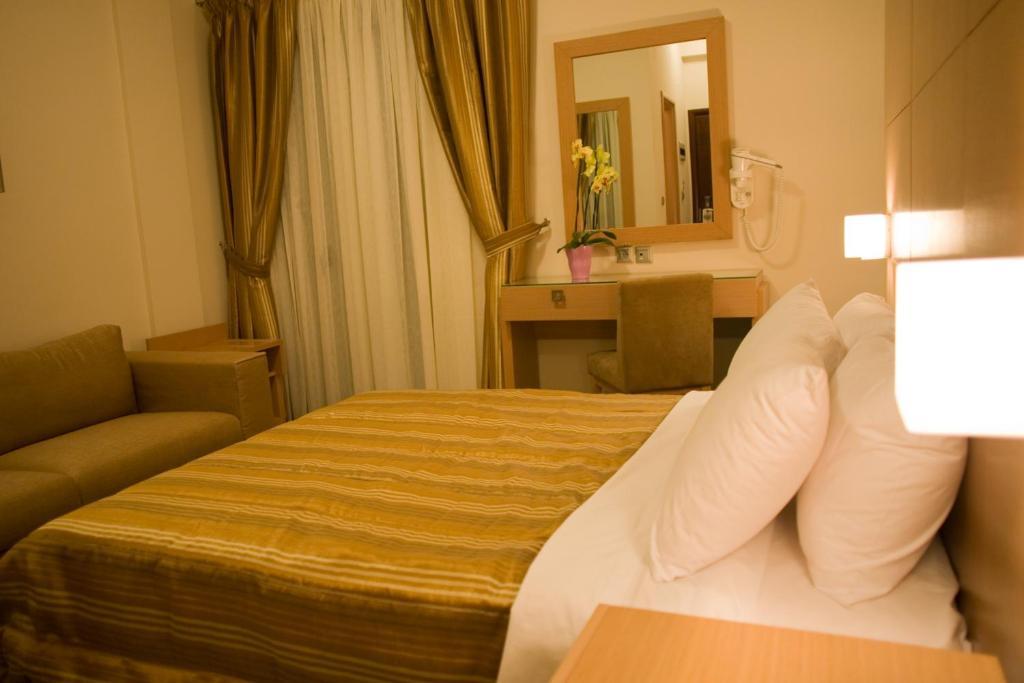 Onira Boutique Hotel Tolón Room photo